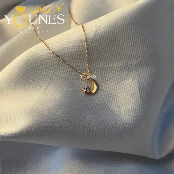 تصویر دوم گردنبند طلا ماه و نگین